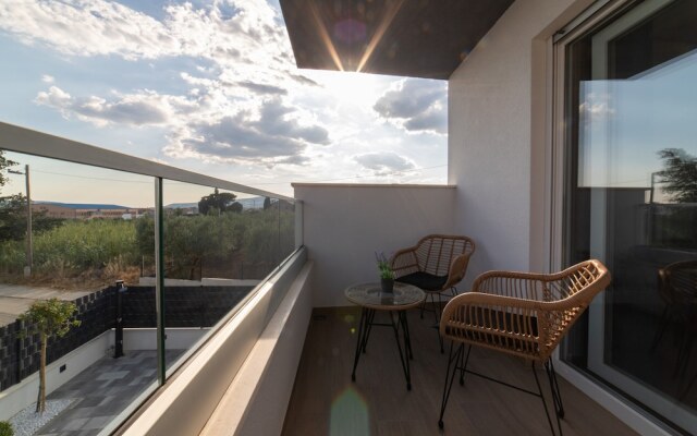 New Luxury Modern Four-bedroom Villa With Pool