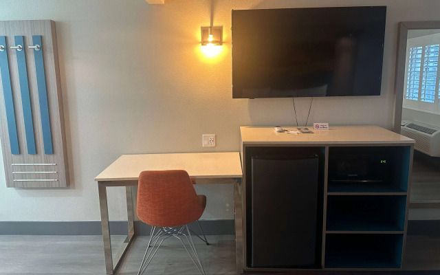 Super 8 by Wyndham Oceanside Downtown