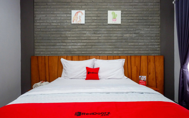 RedDoorz near XT Square 4