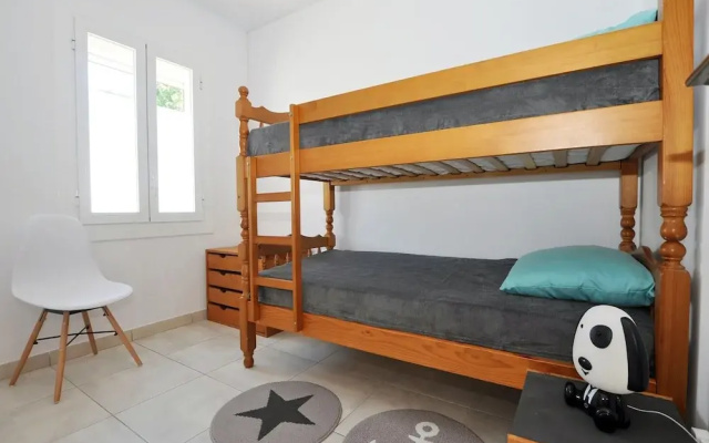 Beachfront Apartment for 6 Persons in Roses
