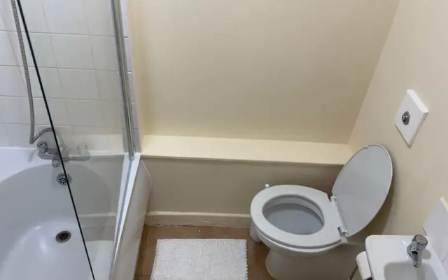 Modern Apt - City Views - Parking - Sleeps 3