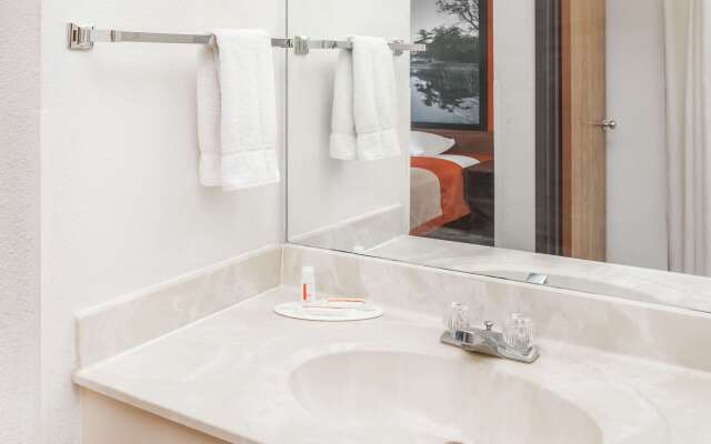 Super 8 by Wyndham Washington/Peoria Area