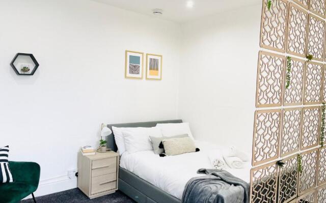 Lovely Estelle Studio Apartment by CityNest