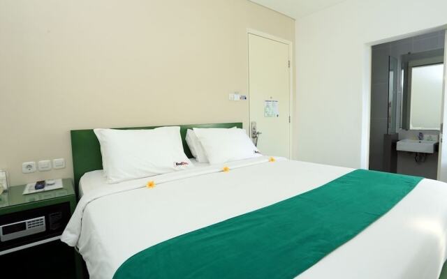 RedDoorz Near Pantai Jerman