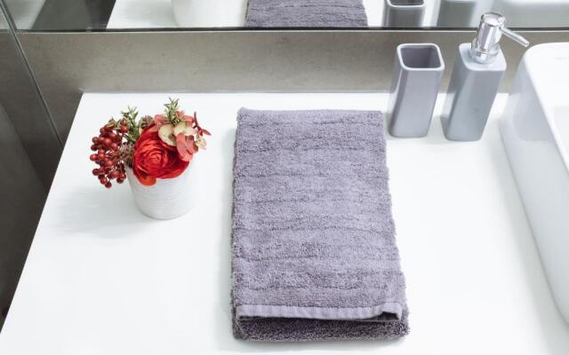 HOMEinTOWN Camoes - Downtown Elegant Studio AC & WIFI