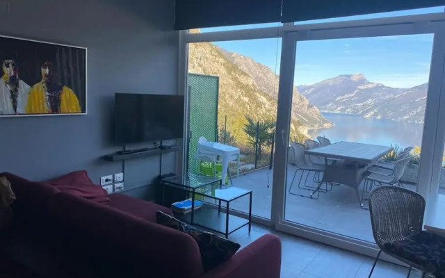 New house with panoramic views over Lake Garda