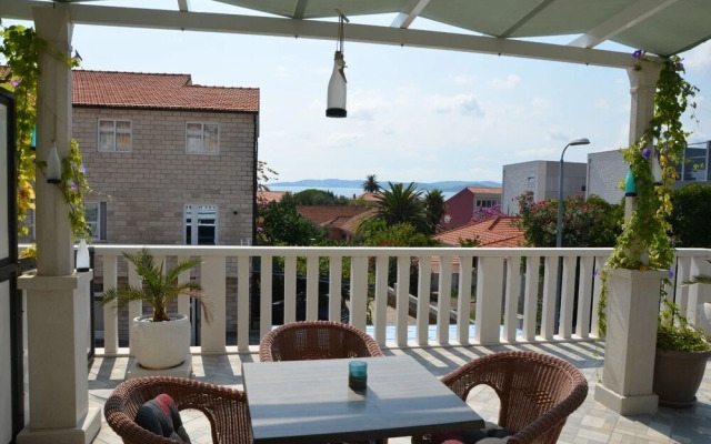 Dami - 100m From the sea - A4 Wind