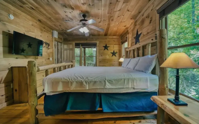 Cabin in Nature w/ Hot Tub & Games!