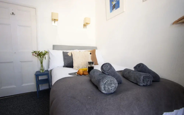 Spacious - Central 2 Bed Apartment
