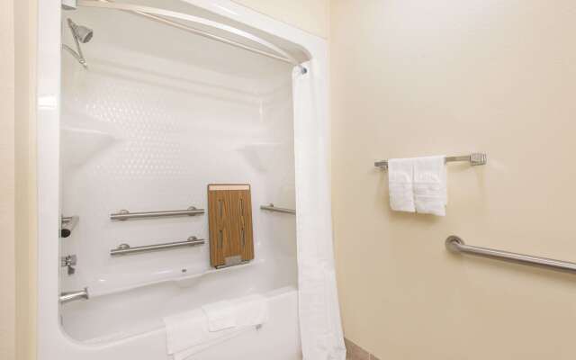 Super 8 by Wyndham Claremore OK