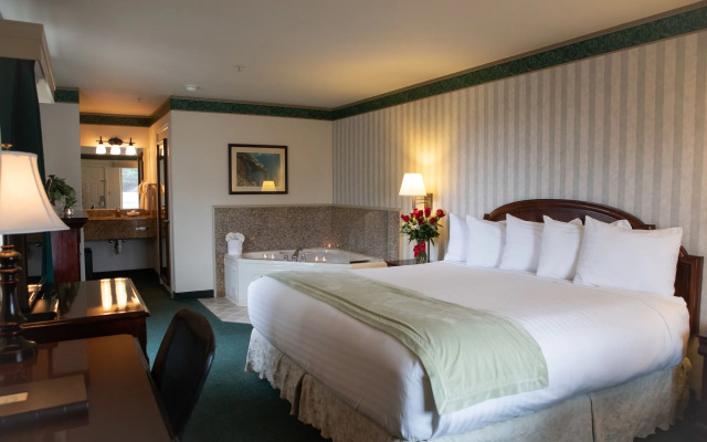 Emerald Dolphin Inn & Mini Golf