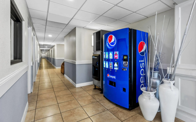 Days Inn & Suites by Wyndham Lakeland