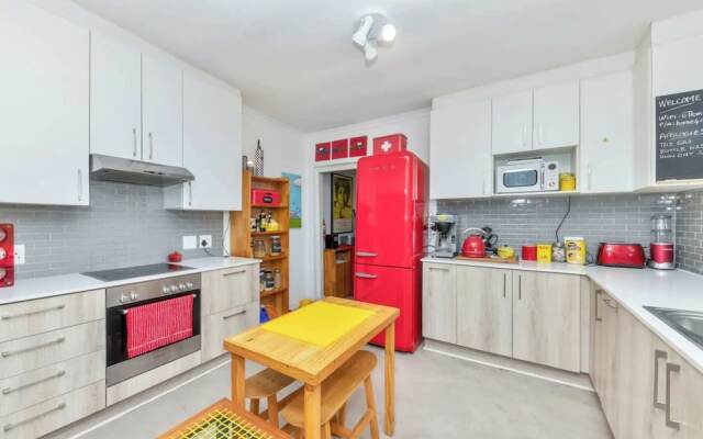 Modern and Stylish 2 BD House in Claremont