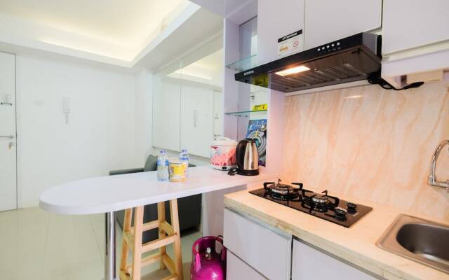 Simply Living 2BR at Bassura City Apartment