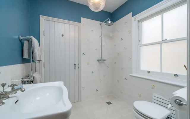 JOIVY Stylish 2-Bed House W/ Private Garden In Hackney