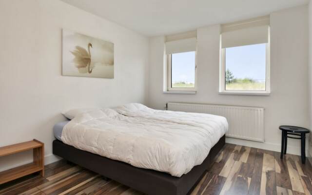 Spacious Luxury Apartment With Beautiful Views of the Marina