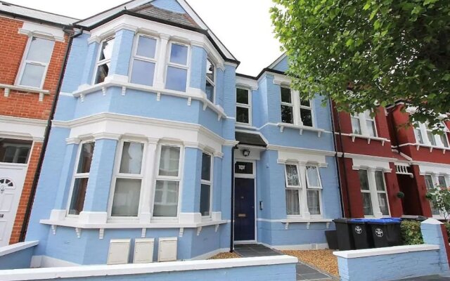 Spacious 3 Bedroom Home In North London