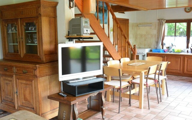 Quaint Chalet in Hannut with a Pond
