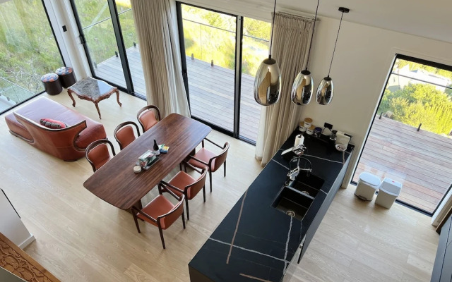 Stunning Lakeview QT Holiday House