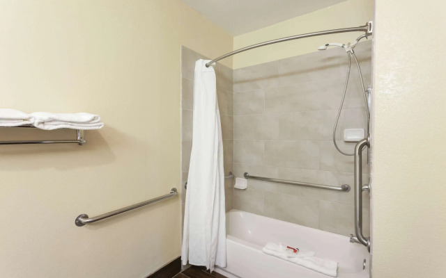 Super 8 by Wyndham Bakersfield South CA