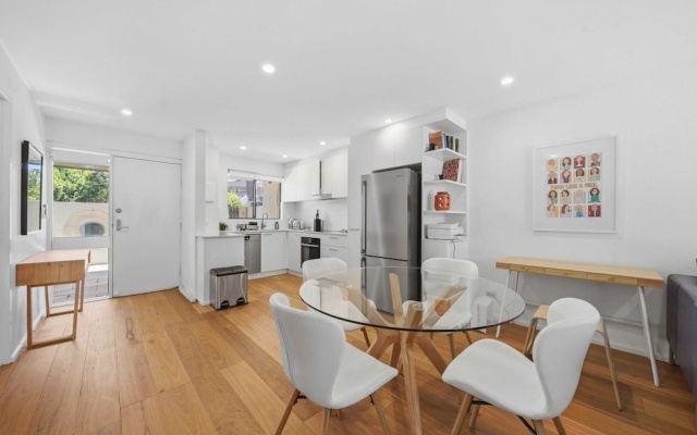 Spacious Bright Apartment With Courtyard and BBQ – Guest Rooms – Kingston