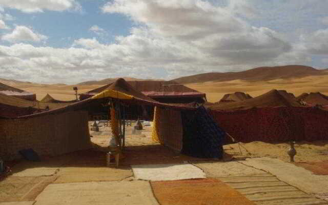Bivouac Les Dunes De Tinfou