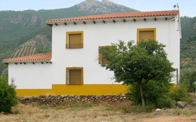 Spacious, 6-Bedroom Cottage with Gorgeous Mountain Views in the Sierra