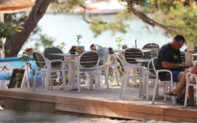 Pine Beach Pakostane Glamping Homes - All Inclusive light