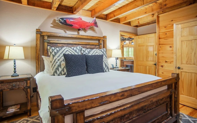 Iron Mountain Lodge 3 Bedroom Cabin by RedAwning