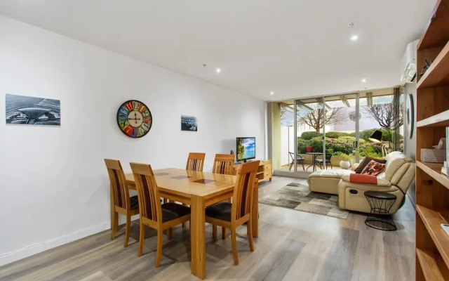 Madecomfy Spacious Canberra Living With Courtyard
