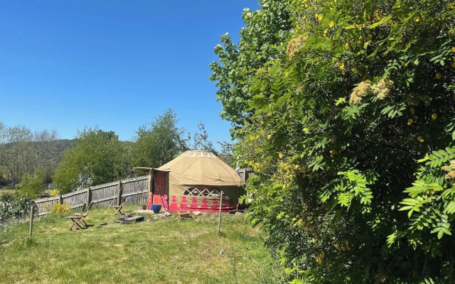 Yurt Retreat - Overlooking the River Blackwater