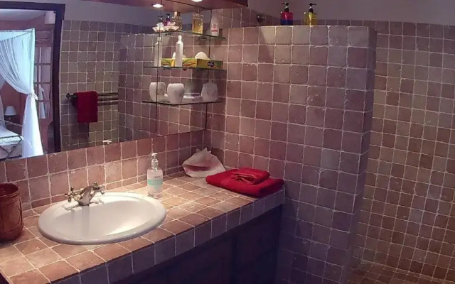 Agréable chambre d'hôtes, SDB, piscine, carbet cuisine.
