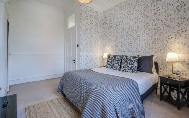 Buckingham Palace 4BR Family Stay Cathedral View