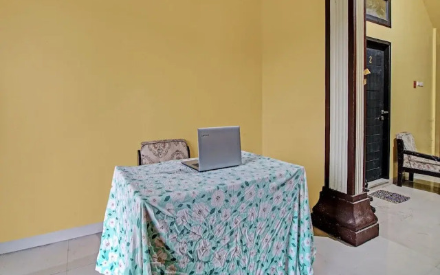 SPOT ON 92255 Lucky Guesthouse