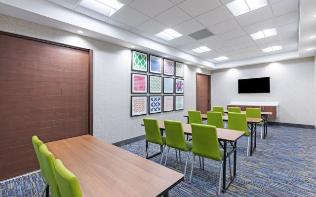 Holiday Inn Express & Suites Parsons