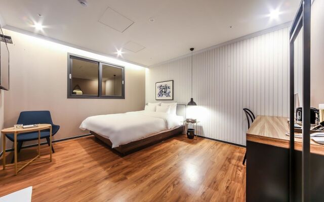 Brown-Dot Hotel Beomcheon