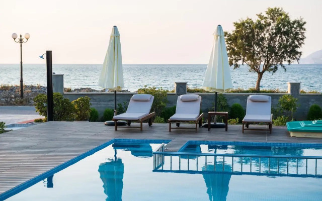 Niovi Seaside Suites