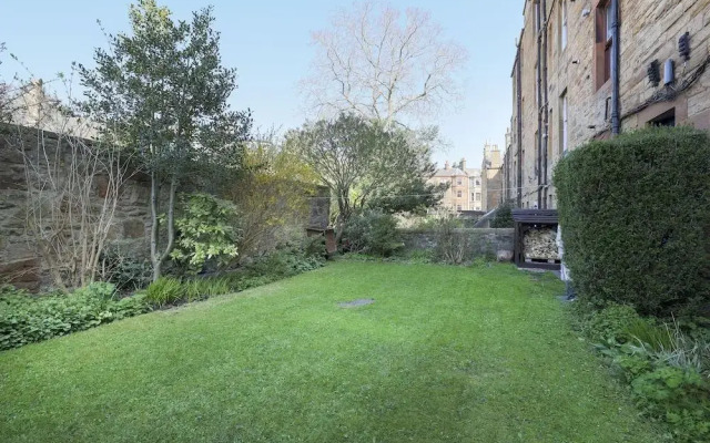 JOIVY Gorgeous 1-Bed Flat With A Shared Garden