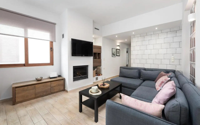Ritas Modern In-City House