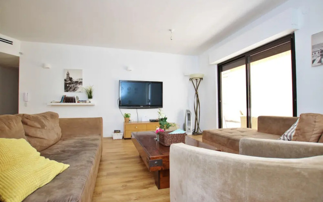 Amazing 3 Bedroom Garden Apartment near Gordon Beach