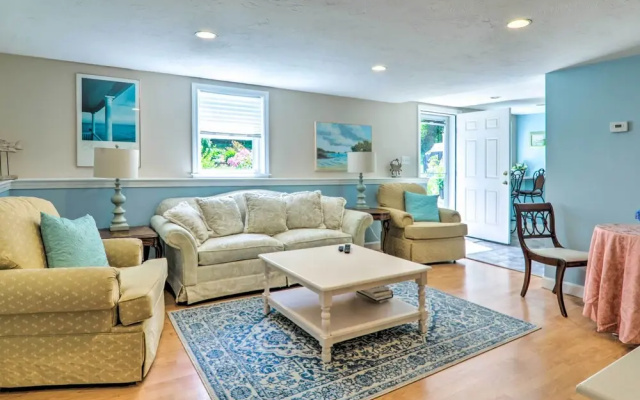 3 Mi to Bourne Scenic Park: Quaint Cape Cod Apt