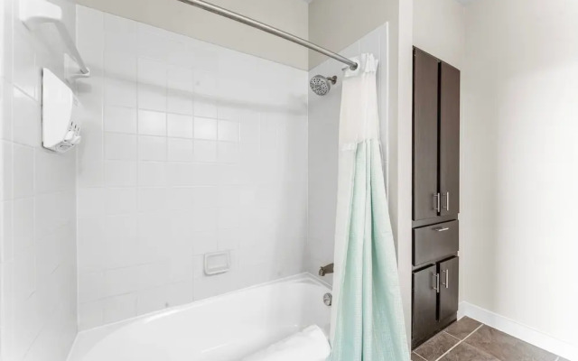 Prime Soco 2BR King Suite w Gympickleballlaundry