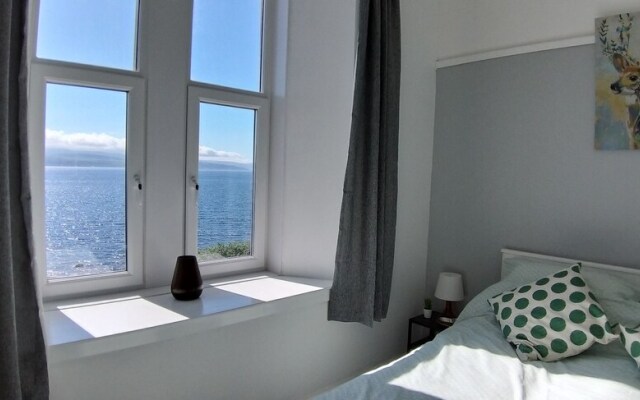 Captivating 1-bed Apartment sea Views,in Innellan