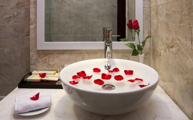 Golden Moon Suite Hotel
