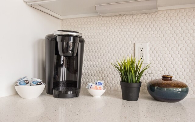 1 BR Apt Near AA Center with Parking by Frontdesk