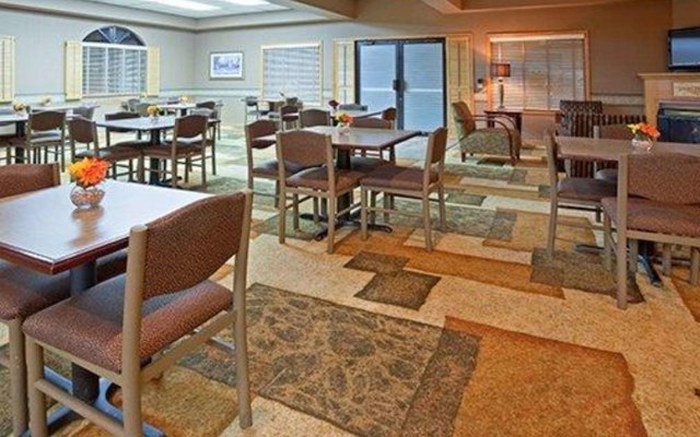 Norwood Inn & Suites Eagan MSP Airport