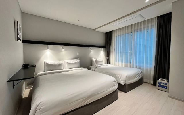 The Connoisseur Residence Hotel