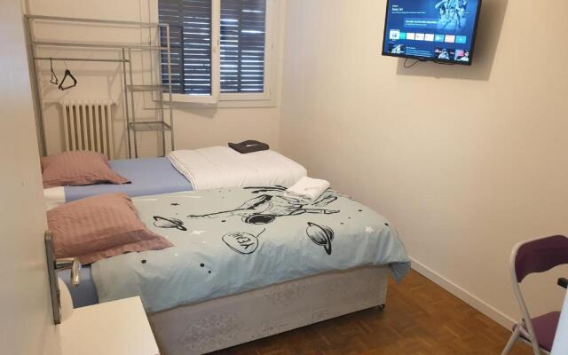 NEW CHEAP PRIVATE ROOM, KITCHEN , OVERWIEUW sea,TRAM on spot, 12 minutes from nice train station with tram , beach in 17 min tram , CHAMBRE PRIVÉE pas cher, cuisine équipée , tram sur place, APERÇU mer, 12 min de la gare de Nice avec le tram, 17 min plage