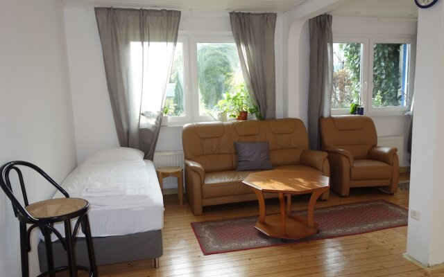 Tolstov-Hotels Large 3 Room Apartment with Garden