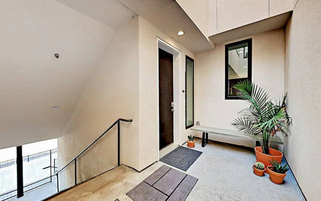 East-Side Urban Retreat Unit 263 - 2 Br Condo